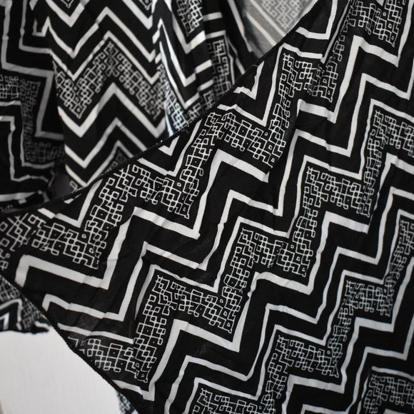 Black & White Chevron Shirley - Picture 4 of 6